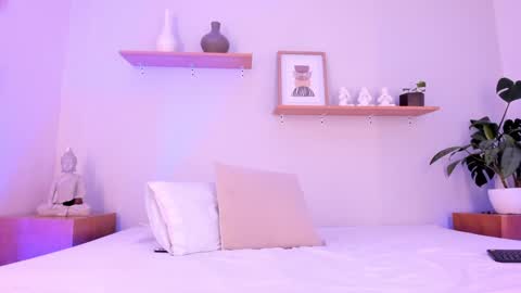 M o L l i E  online show from February 2, 2025, 3:07 pm