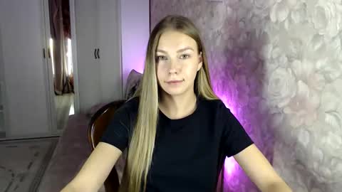 Snapshot of molli_and_tom chatting on October 15, 2025, 1:55 pm Bitcoin 1P8NuZxsaNsQTx7wJJJ7Ao1mic4nvJPVLC online show from October 15, 2025, 1:55 pm