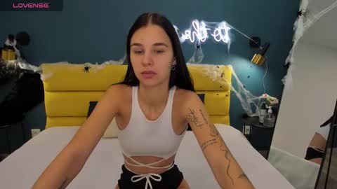 Snapshot of molly__cutie chatting on October 27, 2025, 1:53 am Molly online show from October 27, 2025, 1:53 am