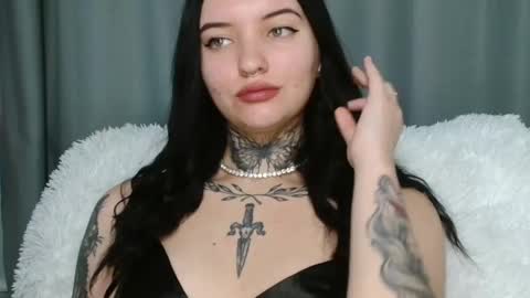 Snapshot of molly_montanaaa chatting on December 18, 2024, 9:36 am Lina online show from December 18, 2024, 9:36 am