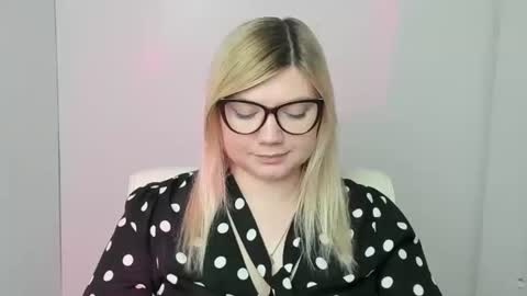 Molly online show from October 27, 2025, 12:42 pm