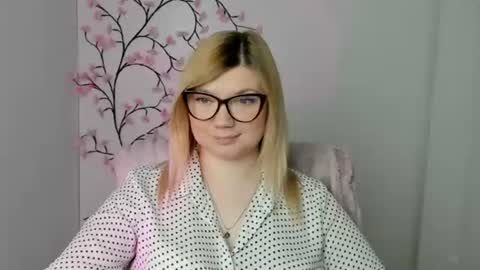 Snapshot of molly_moree chatting on April 23, 2026, 12:29 pm Molly online show from April 23, 2026, 12:29 pm