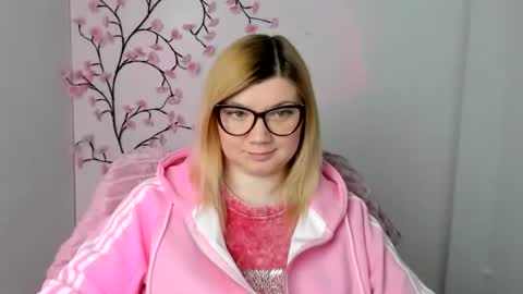 Snapshot of molly_moree chatting on May 2, 2026, 11:37 am Molly online show from May 2, 2026, 11:37 am