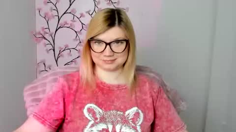Snapshot of molly_moree chatting on May 9, 2026, 5:45 am Molly online show from May 9, 2026, 5:45 am