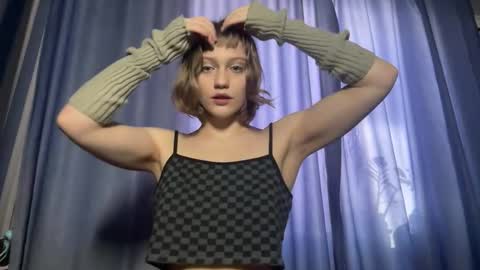 molly_poly online show from November 17, 2025, 9:59 am