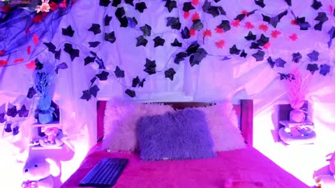 Snapshot of mollylewis18 chatting on February 4, 2025, 2:28 am New girl Emily Valentina Michelle online show from February 4, 2025, 2:28 am