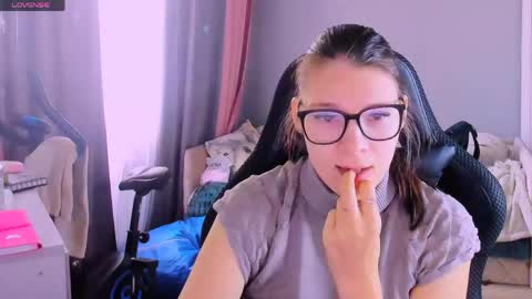  KIRA  online show from April 27, 2026, 3:04 am