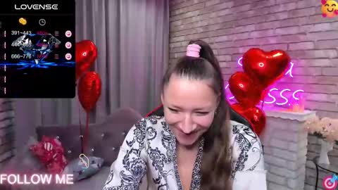 hi im Molly heregreat boobs big heart  warm pussy  online show from February 12, 2025, 3:18 am