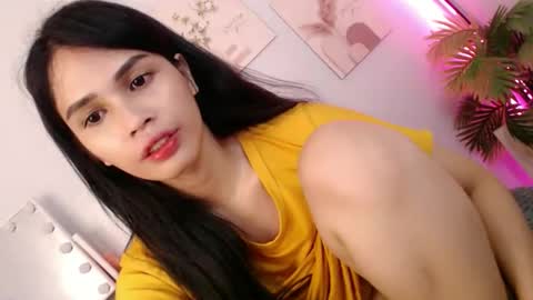 MOMIKHEM online show from May 29, 2026, 6:55 am