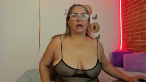 Snapshot of mommy_boobs_ chatting on December 19, 2024, 4:34 am Maja online show from December 19, 2024, 4:34 am