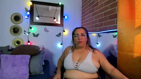 Snapshot of mommy_boobs_ chatting on February 22, 2025, 8:42 pm Maja online show from February 22, 2025, 8:42 pm