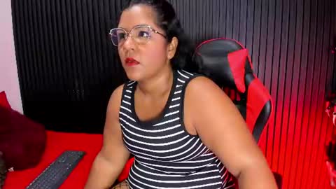Snapshot of mommy_huge_ass chatting on August 6, 2026, 1:02 pm Victoria online show from August 6, 2026, 1:02 pm