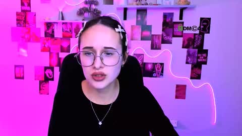 Snapshot of mona_cloud chatting on March 4, 2026, 8:26 pm Mona online show from March 4, 2026, 8:26 pm