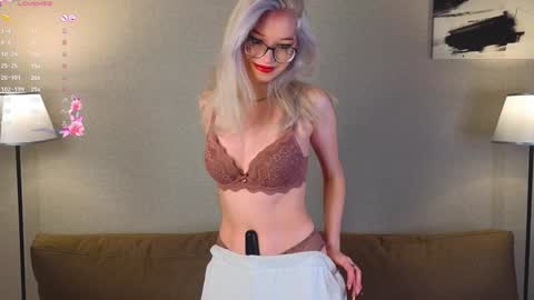 Snapshot of monahase chatting on January 20, 2025, 5:37 pm Mona online show from January 20, 2025, 5:37 pm