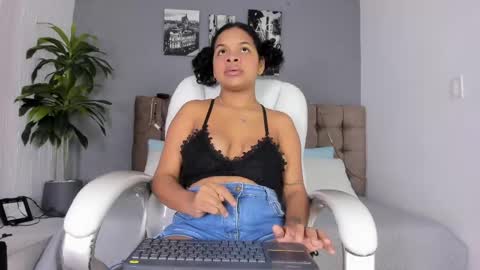 Snapshot of monica_robles_ chatting on April 7, 2026, 8:09 pm monica_robles_ online show from April 7, 2026, 8:09 pm
