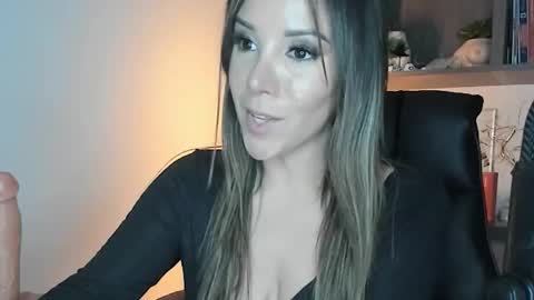 Snapshot of monilee69 chatting on October 29, 2025, 7:32 am Monilee online show from October 29, 2025, 7:32 am