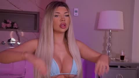 Snapshot of monique_celeste chatting on September 30, 2025, 3:33 am Moni online show from September 30, 2025, 3:33 am