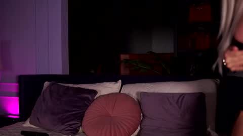 Snapshot of monique_celeste chatting on December 5, 2025, 4:32 am Moni online show from December 5, 2025, 4:32 am