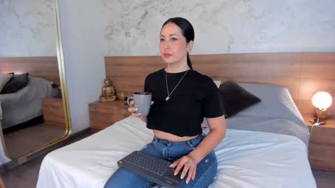 Snapshot of moniquemilff chatting on December 7, 2024, 3:52 pm Monique online show from December 7, 2024, 3:52 pm