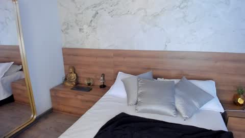 Snapshot of moniquemilff chatting on January 10, 2025, 7:54 pm Monique online show from January 10, 2025, 7:54 pm