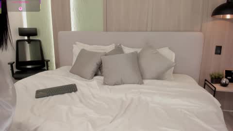 Snapshot of moniquemilff chatting on November 4, 2025, 9:25 pm Monique online show from November 4, 2025, 9:25 pm