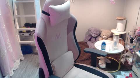 ELYSE A SIMPLE GIRL online show from November 25, 2025, 10:37 am