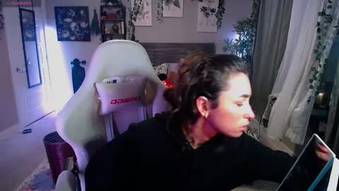 Snapshot of monstrumologist chatting on January 30, 2025, 12:39 am Lydia Mooney online show from January 30, 2025, 12:39 am