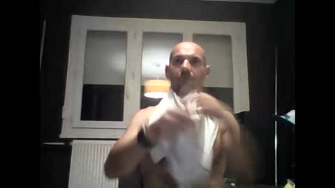 Snapshot of montmasse chatting on April 6, 2026, 8:32 pm montmasse online show from April 6, 2026, 8:32 pm