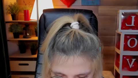 Katrin online show from March 1, 2025, 9:04 pm