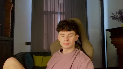 Snapshot of moon_gloww chatting on March 11, 2026, 2:17 am moon_gloww online show from March 11, 2026, 2:17 am