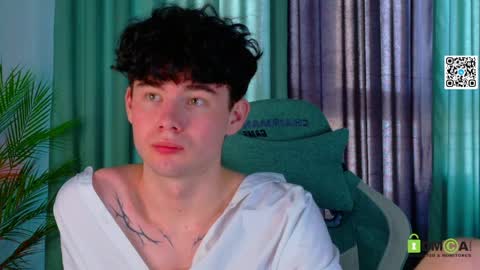 Snapshot of moon_gloww chatting on April 3, 2026, 5:05 am moon_gloww online show from April 3, 2026, 5:05 am