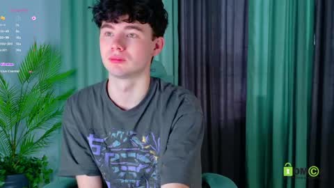 Snapshot of moon_gloww chatting on April 13, 2026, 3:23 am moon_gloww online show from April 13, 2026, 3:23 am