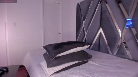 Luna  online show from September 18, 2025, 5:59 pm