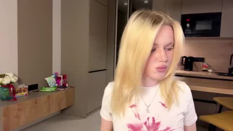 Snapshot of moonavellle_ chatting on May 21, 2026, 8:16 pm moonavellle_ online show from May 21, 2026, 8:16 pm
