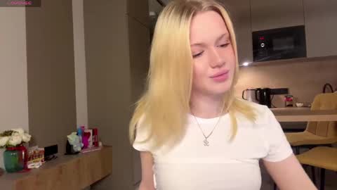 Snapshot of moonavellle_ chatting on May 26, 2026, 9:11 pm moonavellle_ online show from May 26, 2026, 9:11 pm