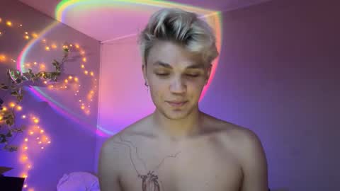 moonflamek online show from December 22, 2025, 4:04 pm