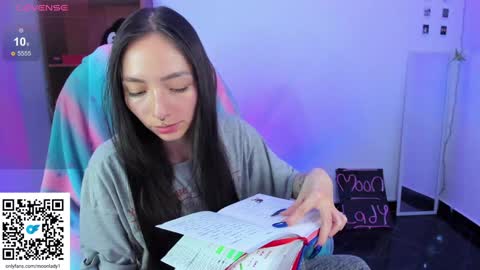 Snapshot of moonlady_ chatting on December 7, 2024, 12:19 am MOON online show from December 7, 2024, 12:19 am