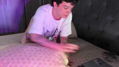 Snapshot of moonlight_baee chatting on February 19, 2025, 6:00 am Clove online show from February 19, 2025, 6:00 am