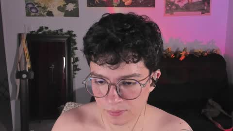 Snapshot of moonlight_baee chatting on April 3, 2026, 5:27 am Clove online show from April 3, 2026, 5:27 am