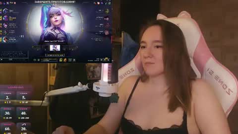 Snapshot of moonlish_siren chatting on June 14, 2026, 8:22 pm Katrin online show from June 14, 2026, 8:22 pm