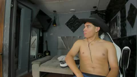 Snapshot of mr_mois chatting on April 26, 2026, 10:02 am mr_mois online show from April 26, 2026, 10:02 am