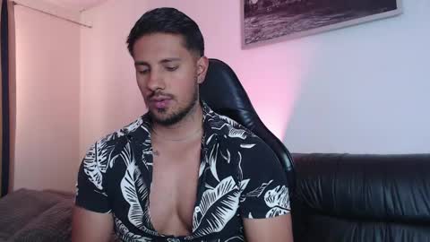 Snapshot of mr_real_aaron chatting on April 29, 2026, 6:25 pm AARON online show from April 29, 2026, 6:25 pm