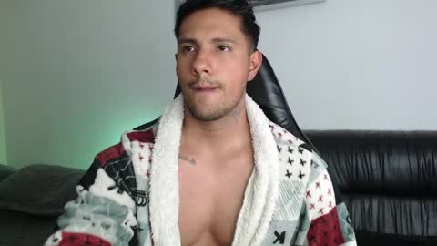Snapshot of mr_real_aaron chatting on May 19, 2026, 3:57 am AARON online show from May 19, 2026, 3:57 am