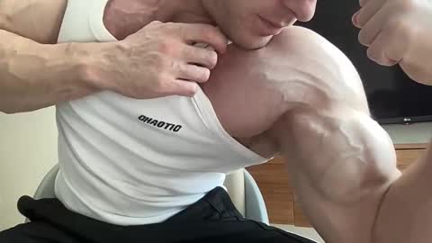 Snapshot of mrbiceps_23 chatting on January 9, 2025, 6:38 am Mrbiceps23 online show from January 9, 2025, 6:38 am