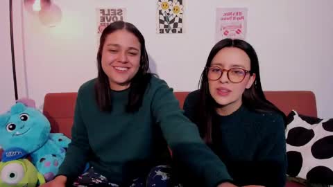 Snapshot of mrbuu_ chatting on May 4, 2026, 1:34 am Laura online show from May 4, 2026, 1:34 am