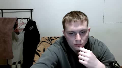 Snapshot of mrheat_ chatting on December 2, 2025, 8:15 pm Max online show from December 2, 2025, 8:15 pm