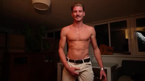 Snapshot of mrlong23cm chatting on November 27, 2025, 10:01 pm Mr Long online show from November 27, 2025, 10:01 pm