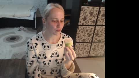 Snapshot of mrsluck chatting on April 19, 2026, 8:55 pm Sasha online show from April 19, 2026, 8:55 pm