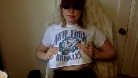 Snapshot of mrsprissxo chatting on April 30, 2026, 12:00 pm MrsPrissXO online show from April 30, 2026, 12:00 pm