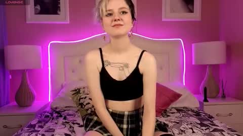 Lina  Help me to reach 100 thumbs up  online show from November 23, 2025, 1:22 pm